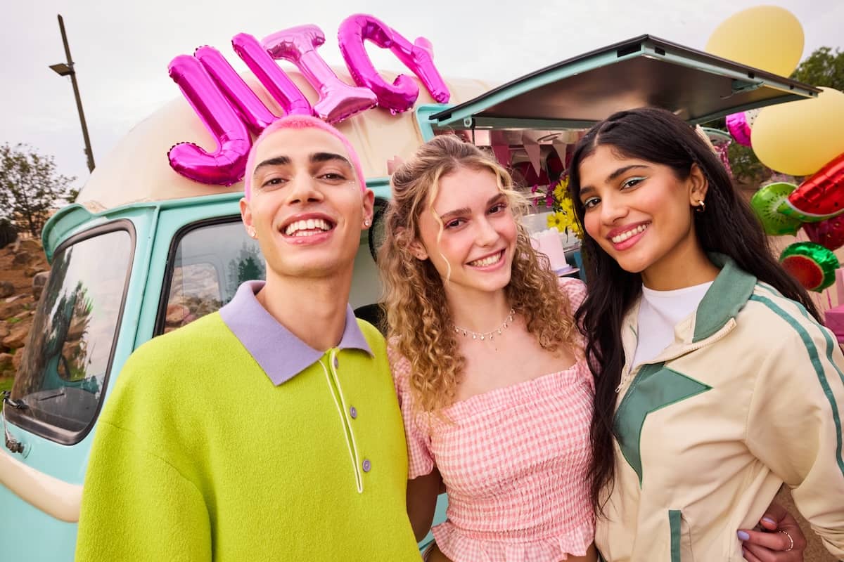Breaking News: essence vine oficial la Beach, Please! și NIBIRU!