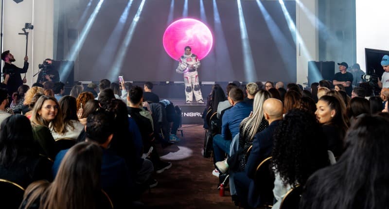 Costumul de astronaut care a furat scena la NIBIRU