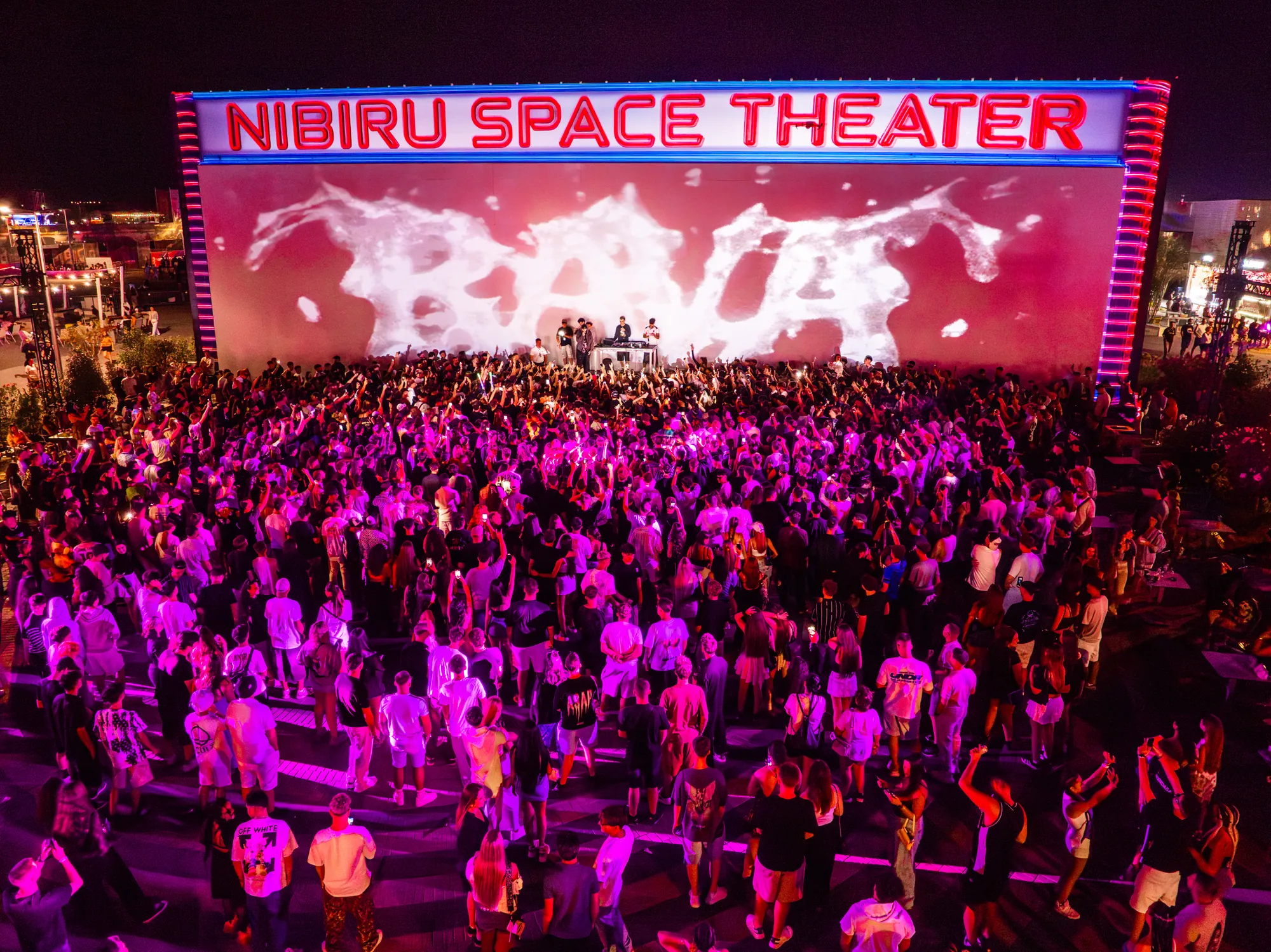 NIBIRU Space Theater plin de oameni