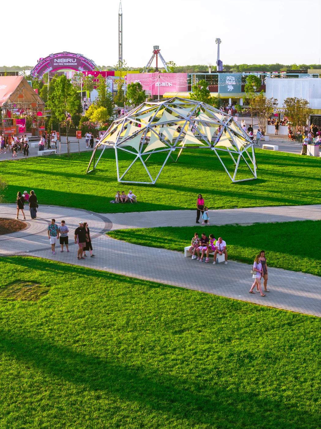 Panoramă aeriană la apus peste litoral